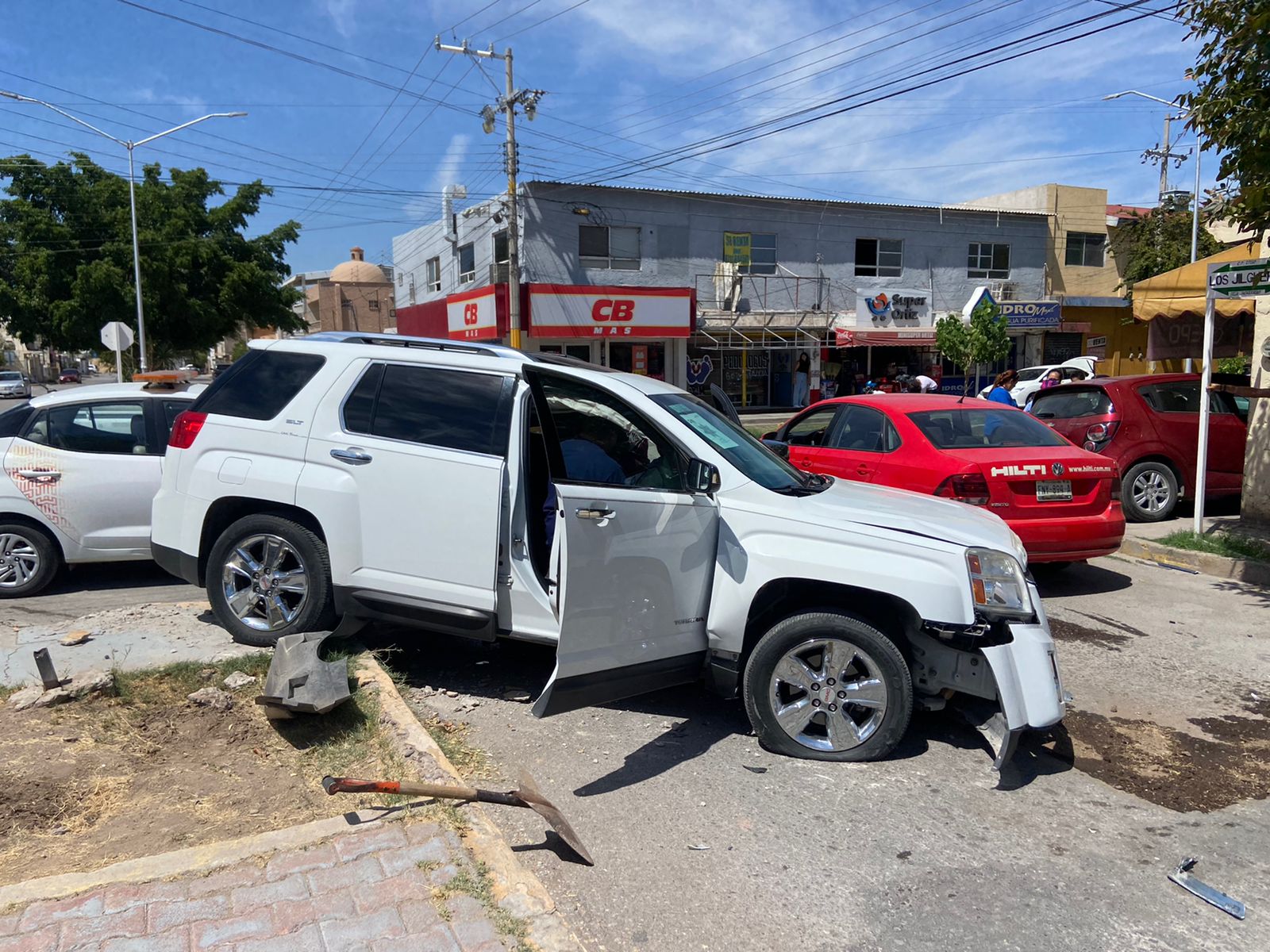 Conductora no hace alto y es impactada por una camioneta en Torreón . Noticias en tiempo real