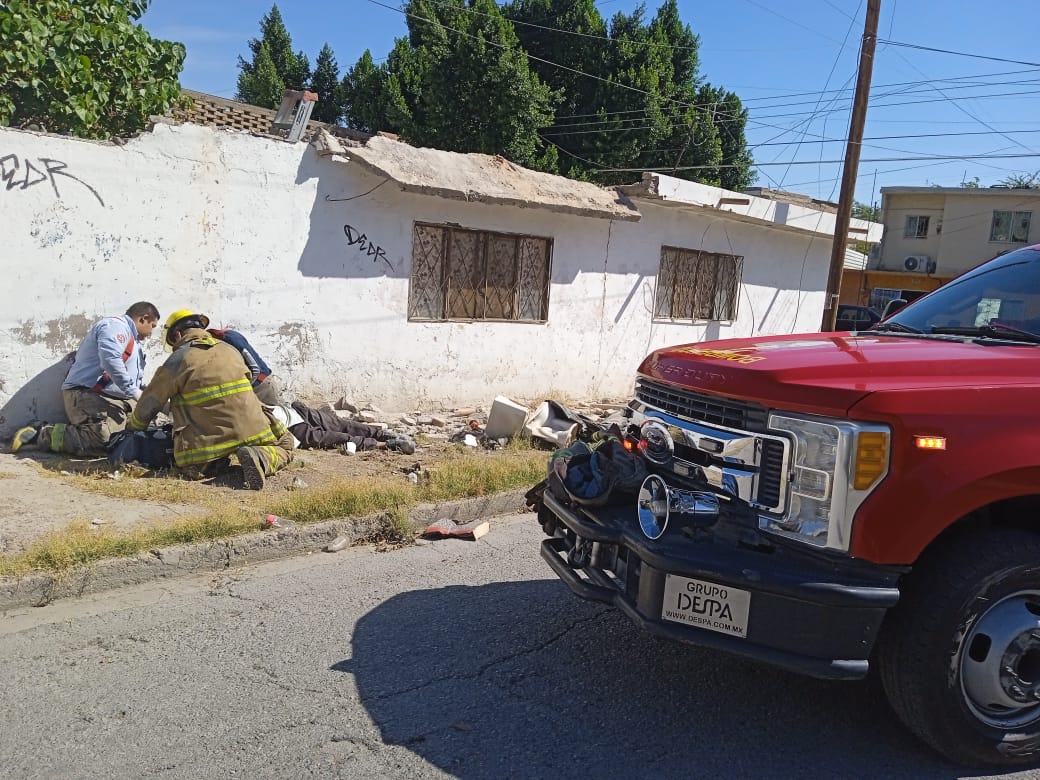 Barda cae encima de una persona y termina inconsciente en Torreón . Noticias en tiempo real