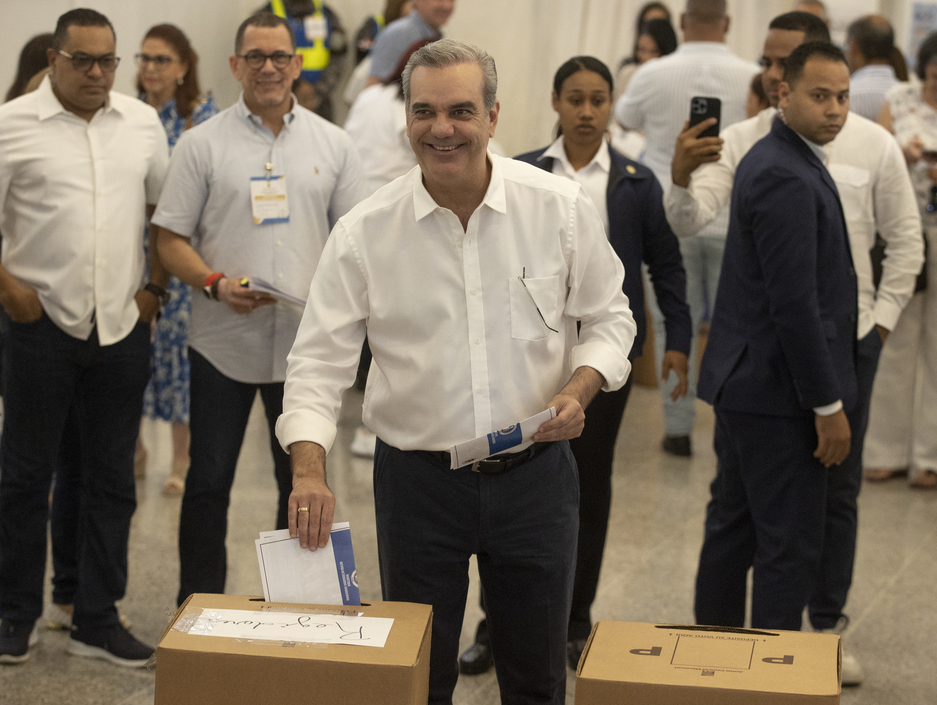 Presidente Luis Abinader gana primarias del partido PRM en República Dominicana. Noticias en tiempo real