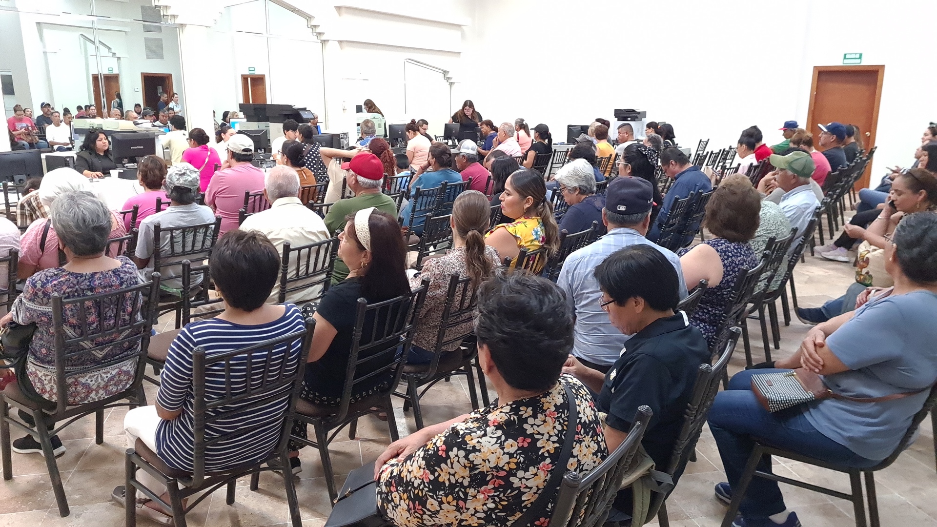 Alrededor de 300 personas se registran para recibir vacuna transfronteriza. Noticias en tiempo real