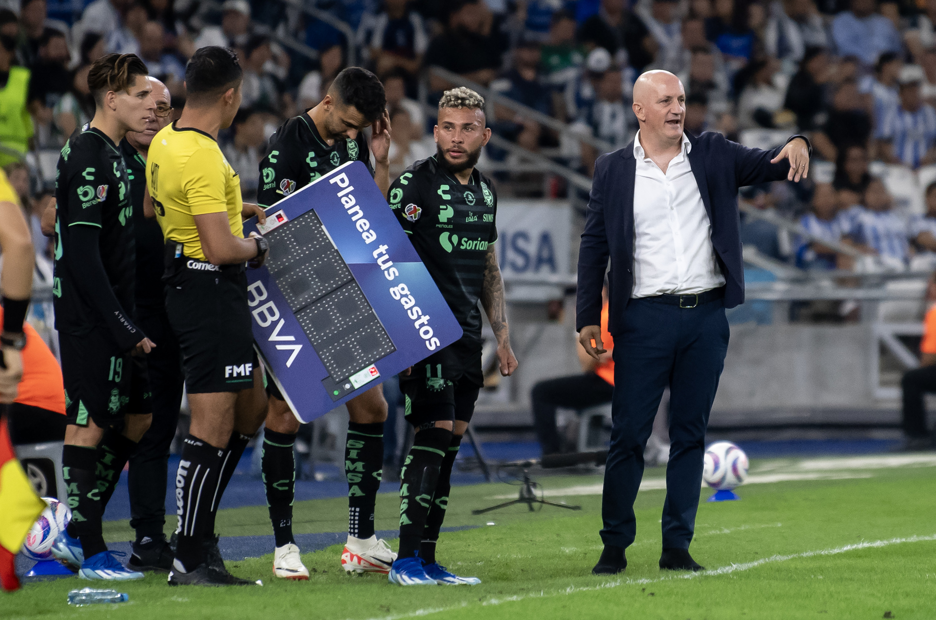 Pablo Repetto, triste por la derrota de Santos ante Rayados de Monterrey . Noticias en tiempo real
