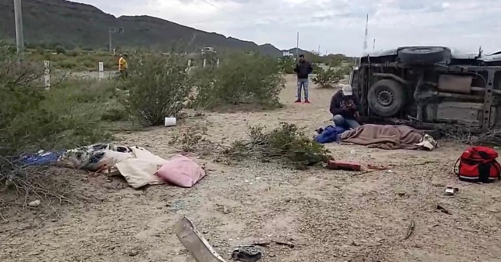 Dos mujeres y un perrito pierden la vida en aparatosa volcadura en Parras de la Fuente. Noticias en tiempo real