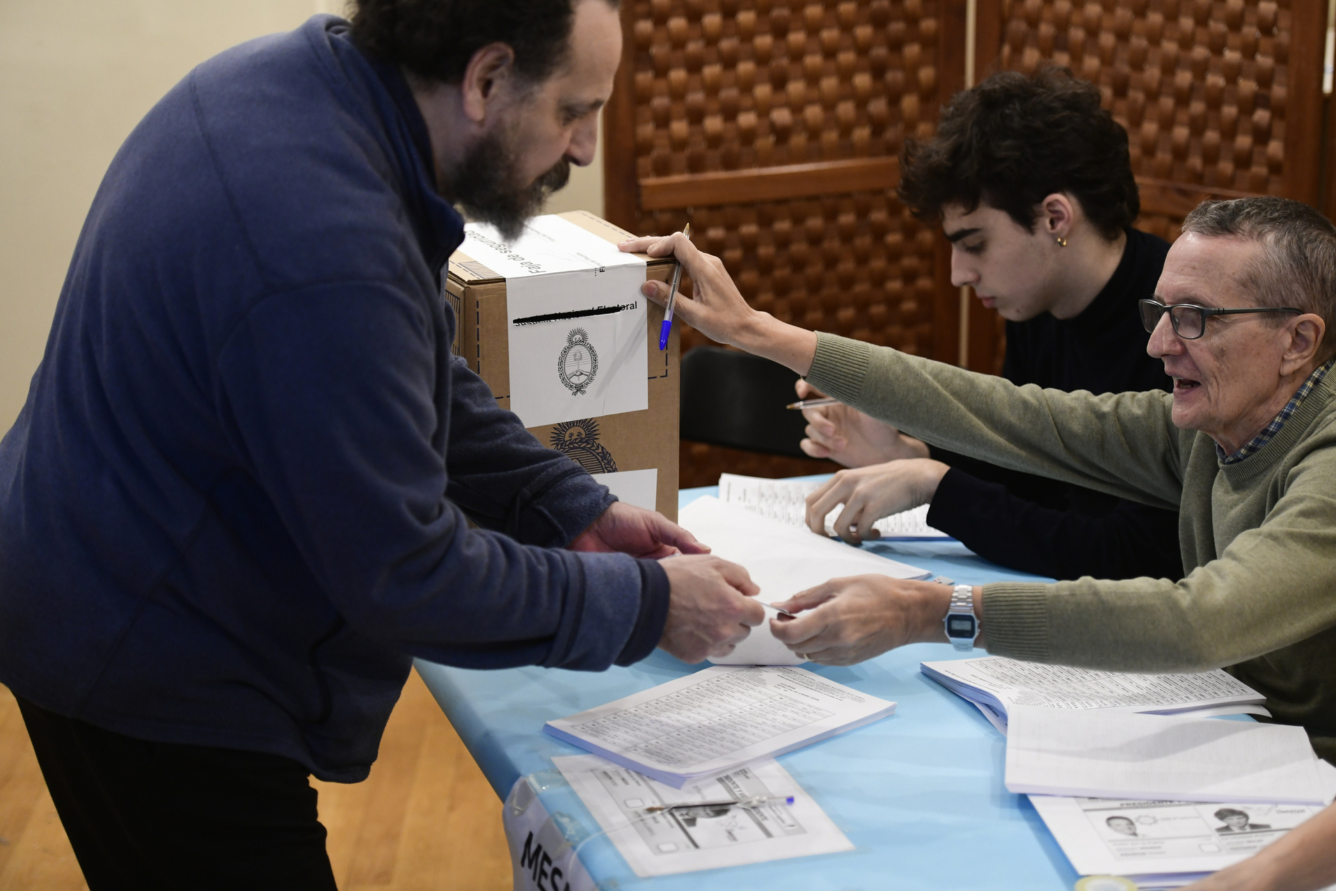 Argentinos salen a votar con \'esperanzas\' en unas elecciones inciertas con buena participación. Noticias en tiempo real