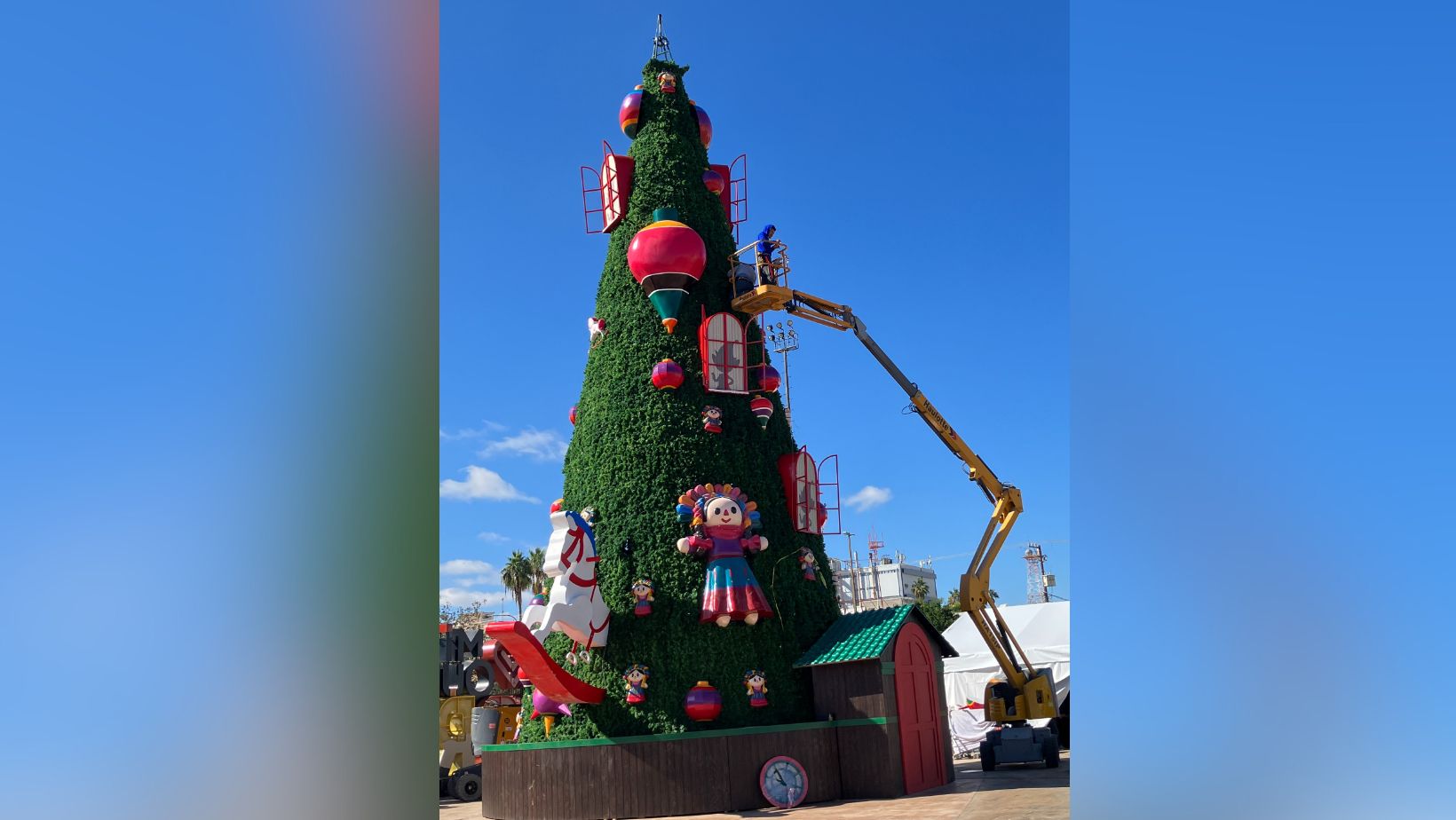 Instalan adornado navideño en Plaza Mayor de Torreón. Noticias en tiempo real