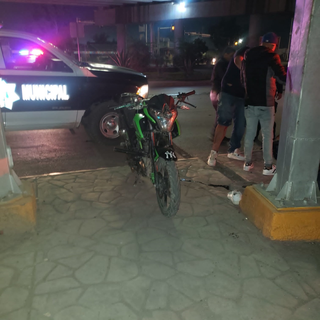 Tripulantes de moto resultan heridos tras accidente. Noticias en tiempo real