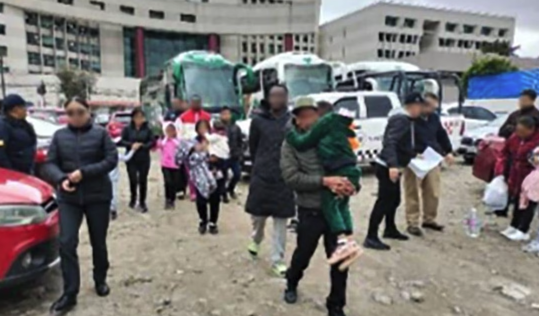 En el Estado de México, detienen a 6 posibles \'polleros\' que llevaban a 95 migrantes en autobuses. Noticias en tiempo real