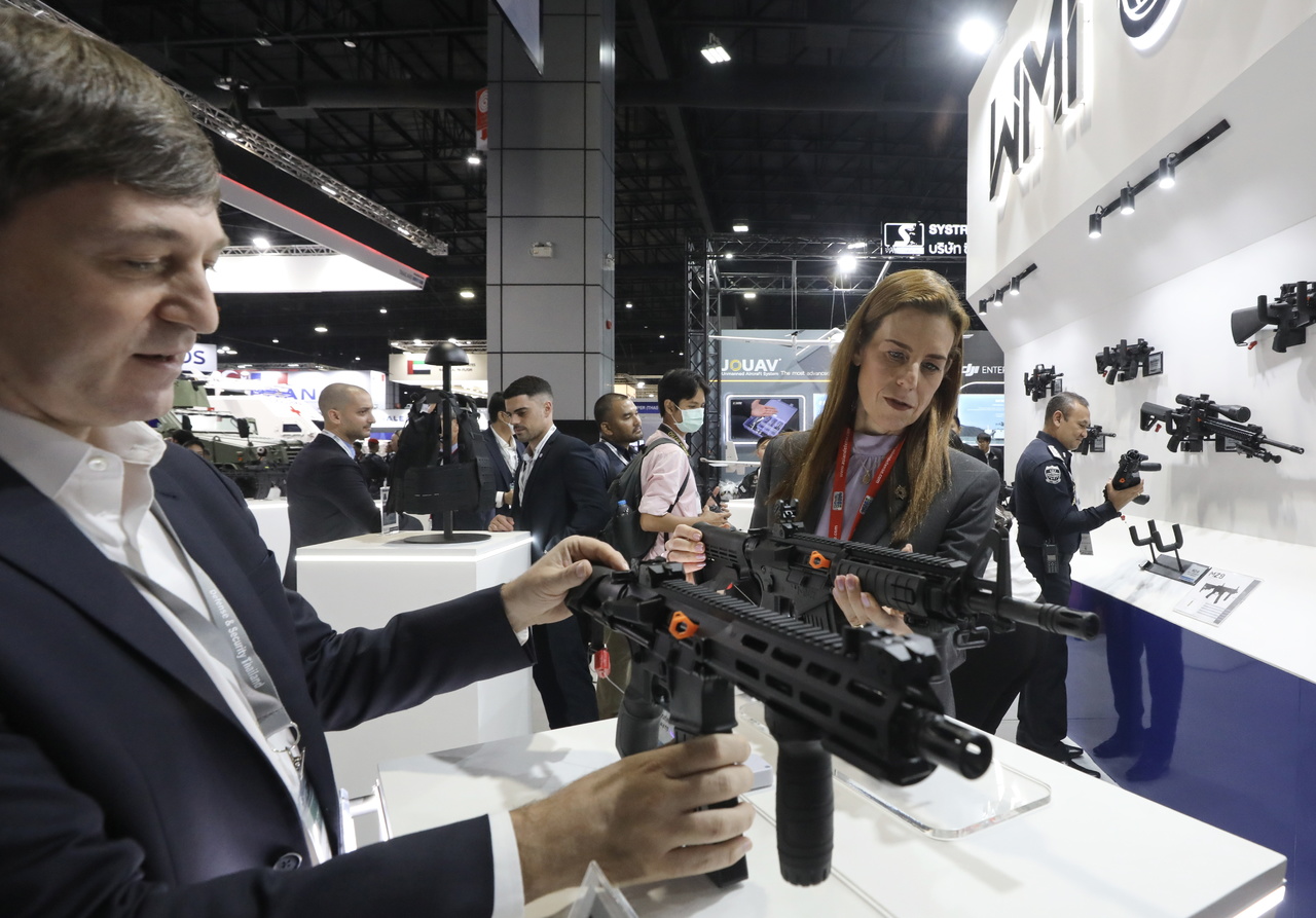 Ventas de firmas armamentísticas cayeron por baja producción