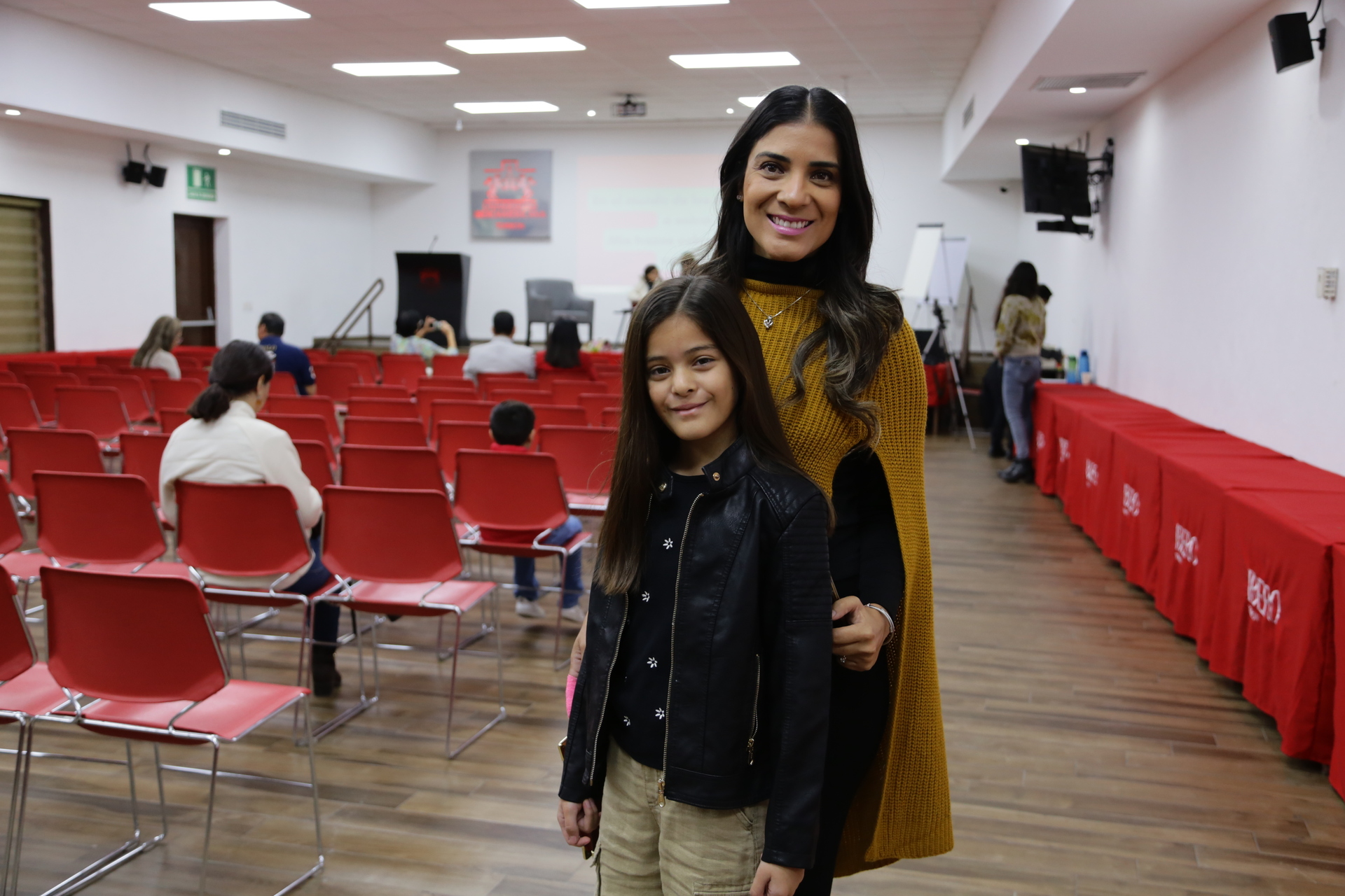 Pequeña escritora presenta su libro 