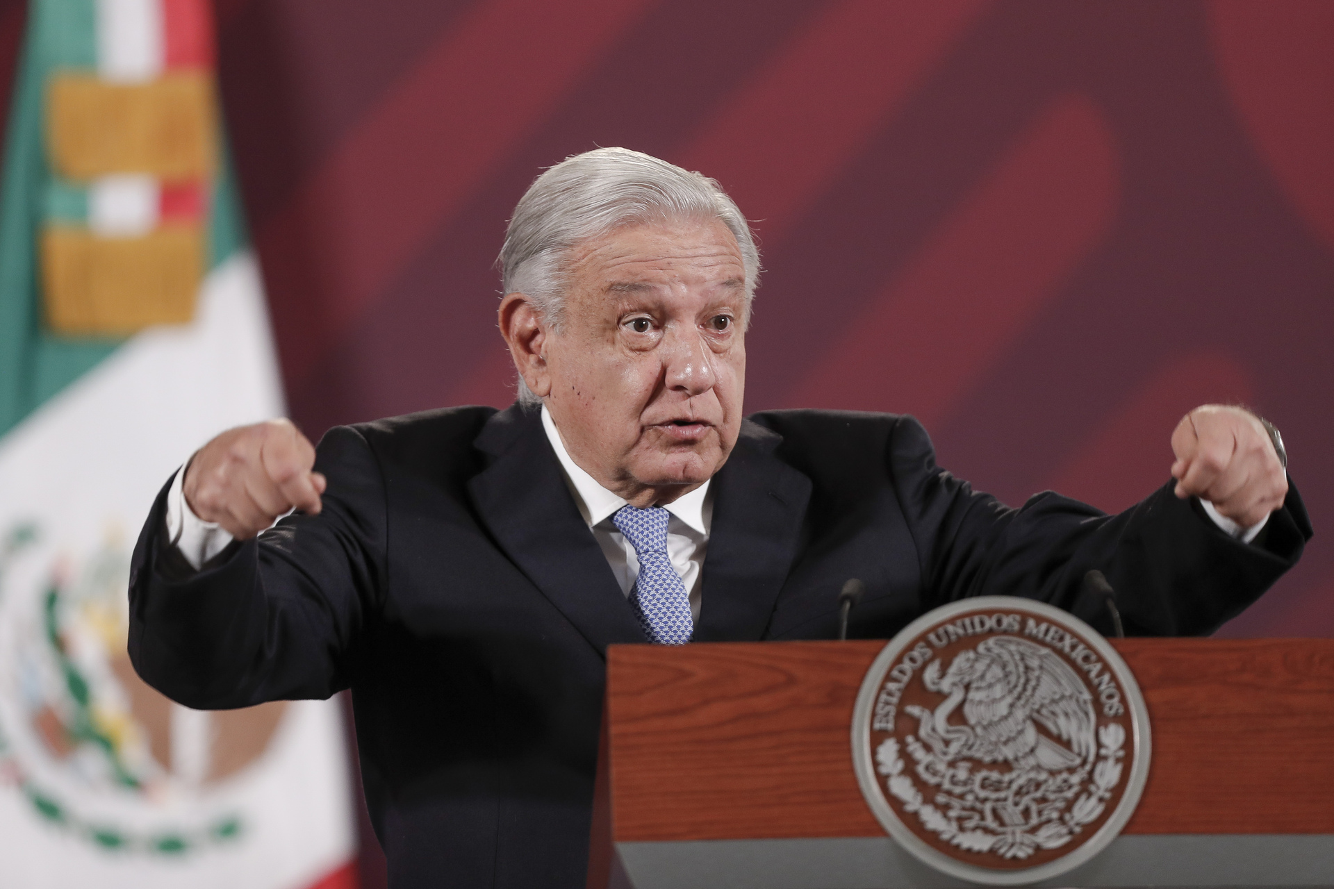 AMLO destaca sinceridad de Ken Salazar por reconocer tráfico de armas