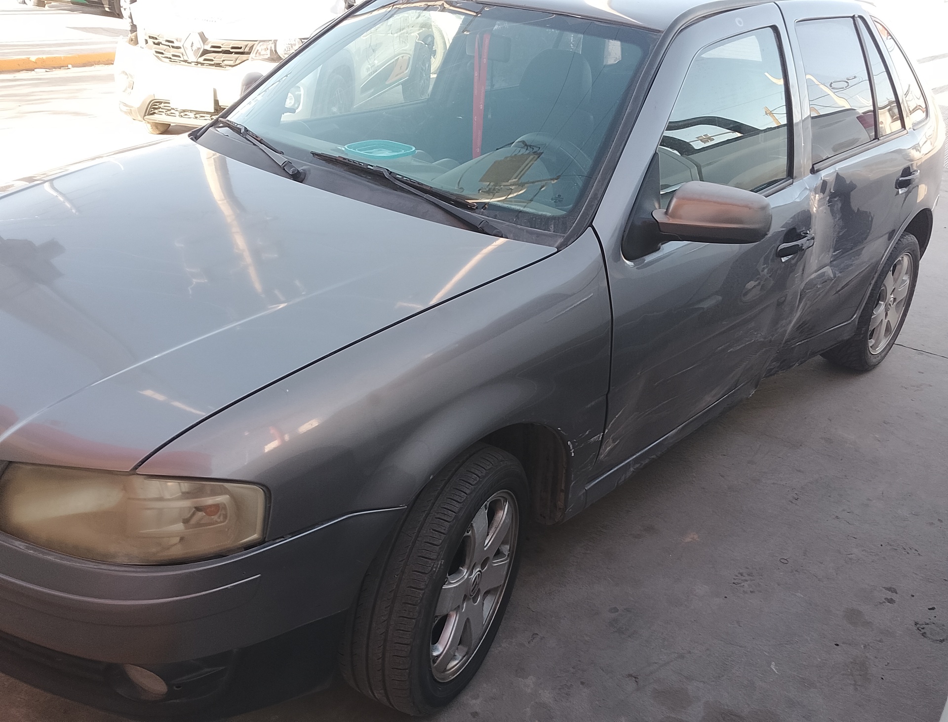 Taxista distraído causa daños a vehículo en Gómez Palacio