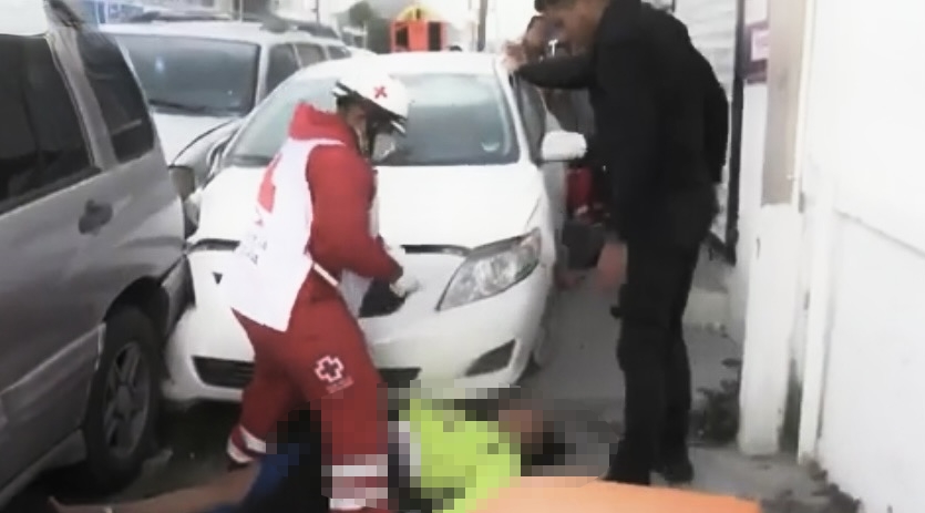 Choque deja a dos mujeres lesionadas y cuantiosos daños materiales en Saltillo