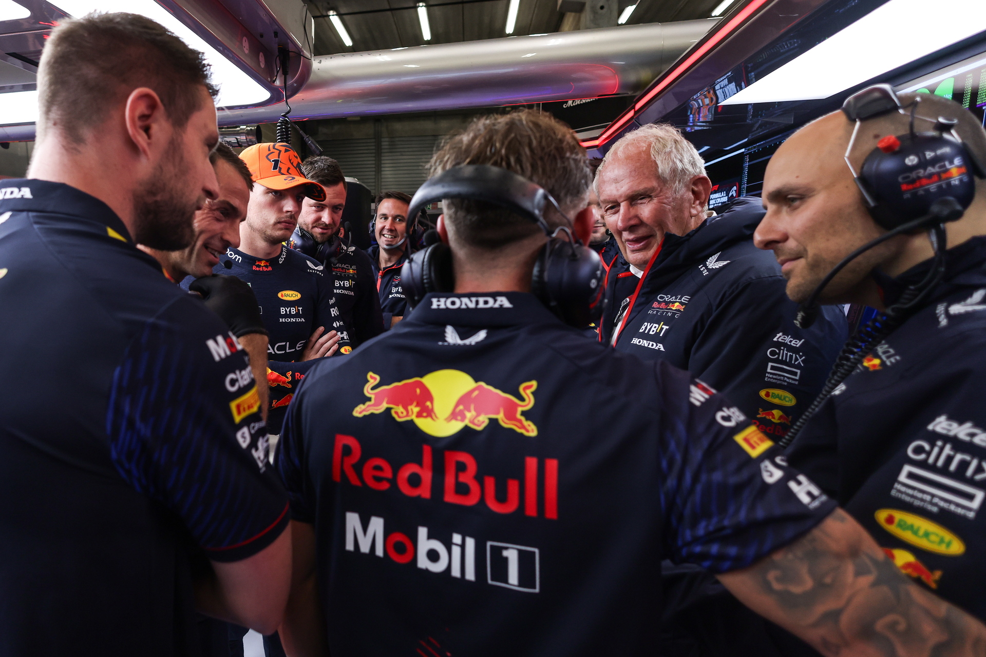 Checo tiene mala suerte al competir con Verstappen: Helmut Marko