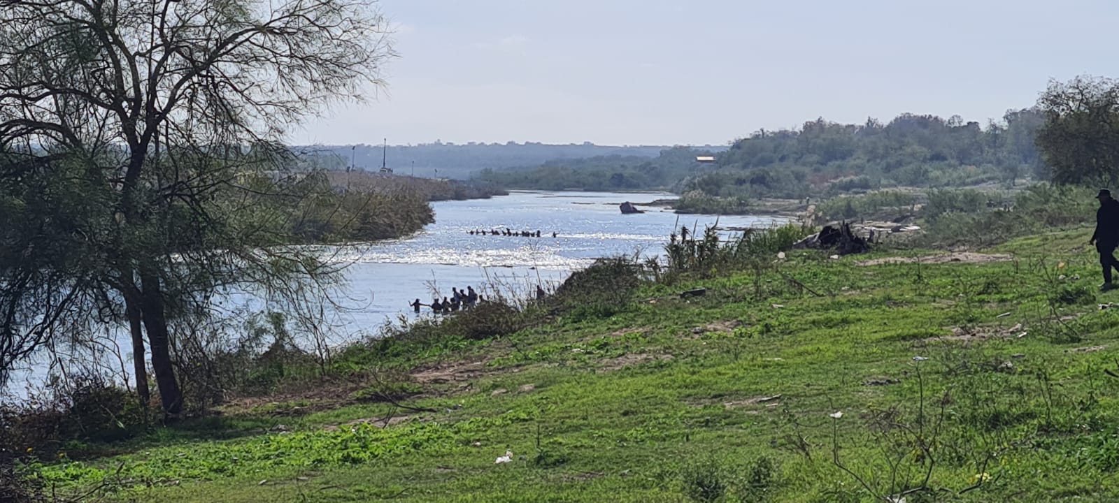 Miles de migrantes cruzan por el río Bravo ante presencia de corporaciones de seguridad