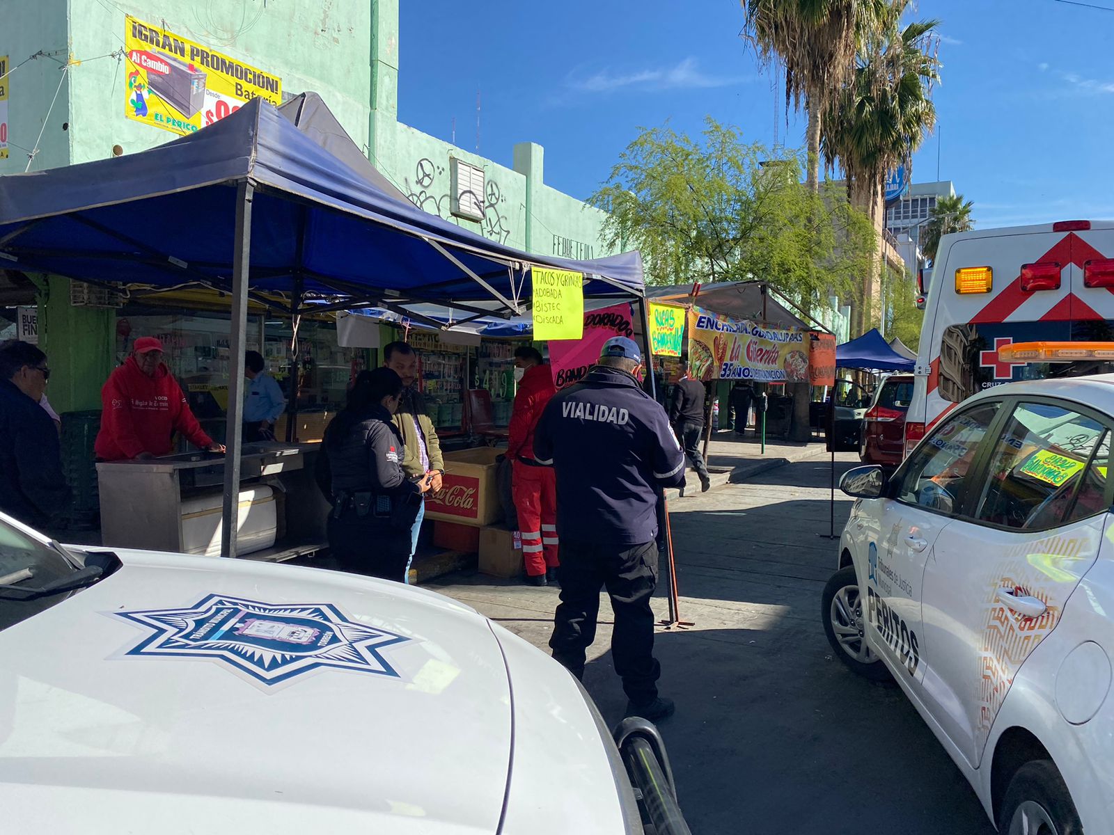 Hombre de la tercera edad acaba hospitalizado luego de ser impactado por camioneta en el Centro de Torreón