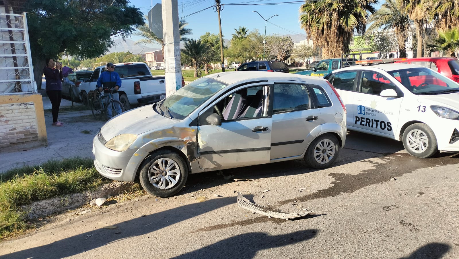 Taxista ignora señalamiento de alto y provoca choque en la colonia Villas La Merced, de Torreón