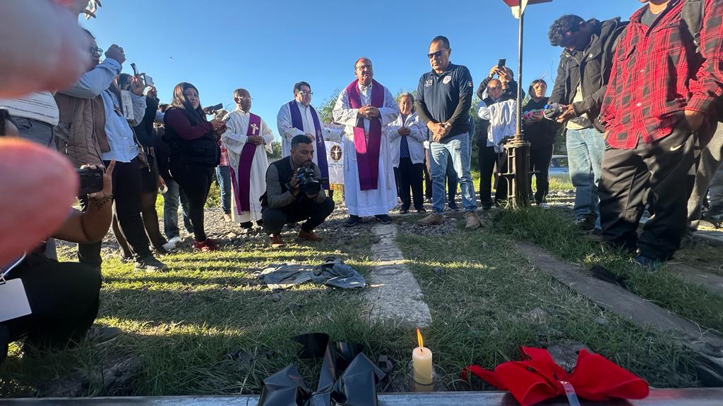 Monseñor González enciende cirio, reza y fija señales de duelo por migrantes 