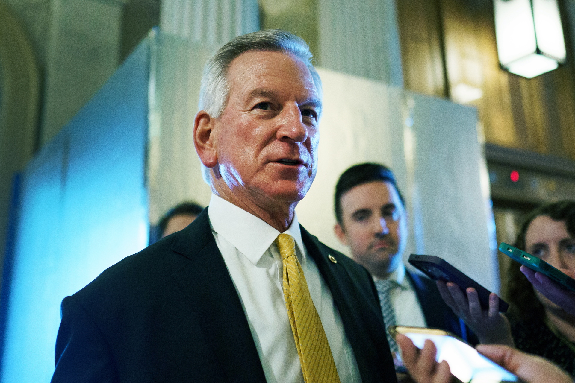 Senador republicano Tommy Tuberville levanta veto a  nombramientos militares 