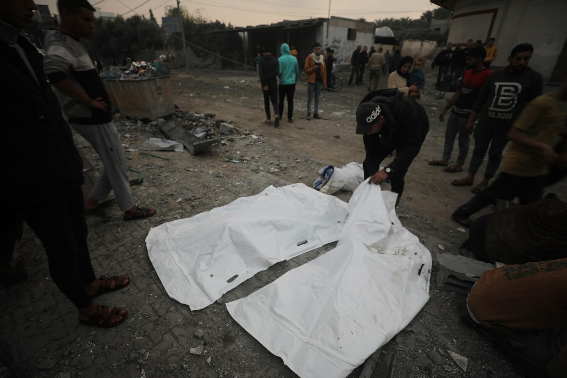 Más de 16 mil personas han muerto por bombardeos israelíes en Gaza, incluyendo 7 mil niños