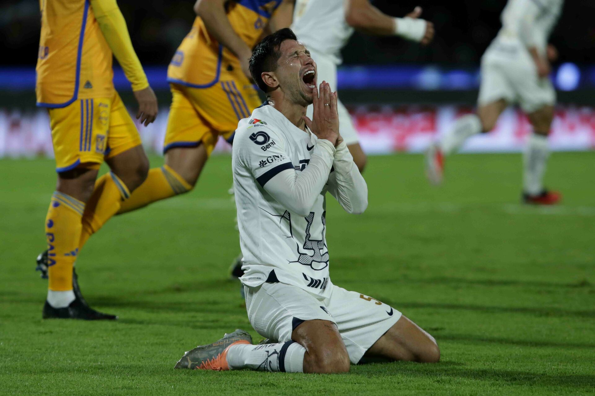 Tigres da golpe \'letal\' a los Pumas en primer duelo de semifinal . Noticias en tiempo real