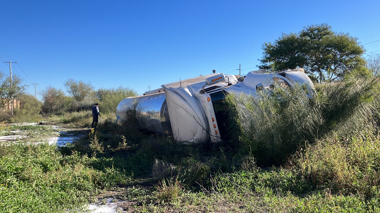 Vuelca pipa cargada de leche en la Torreón-SP