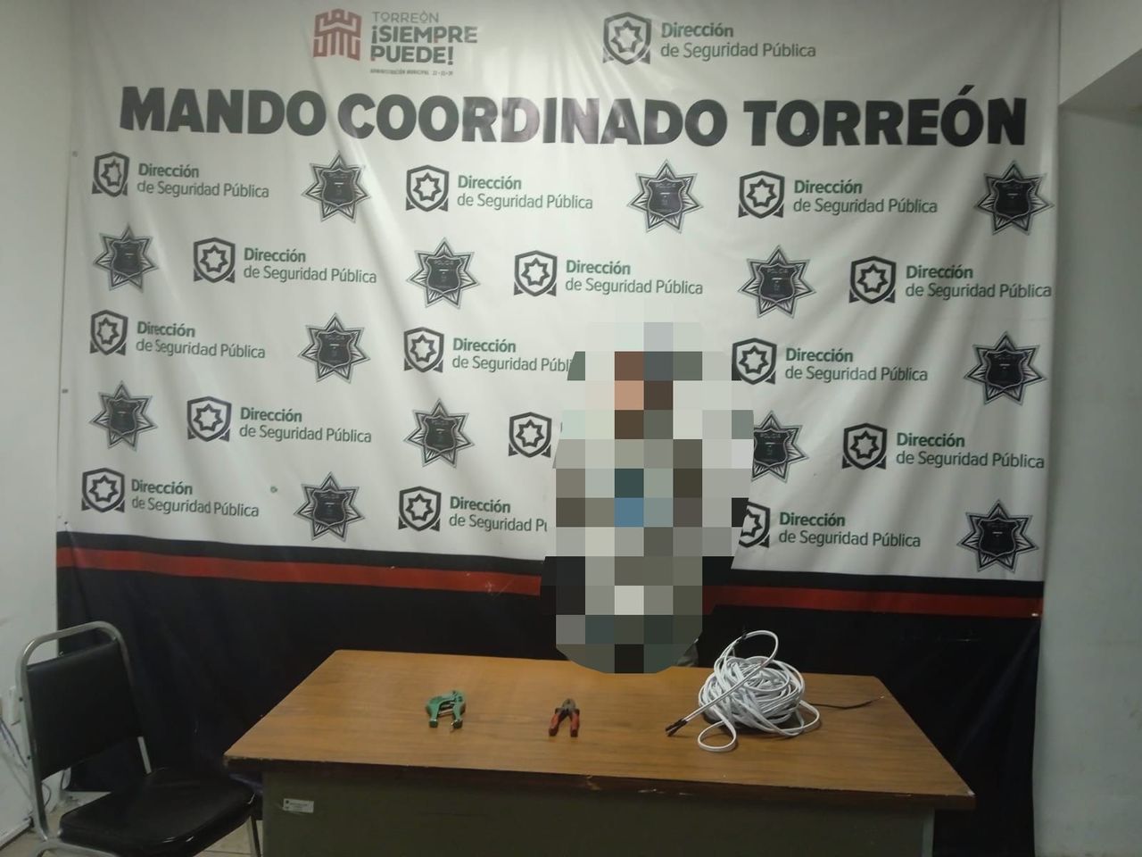 Sorprenden a 2 hombres llevándose adornos navideños del municipio
