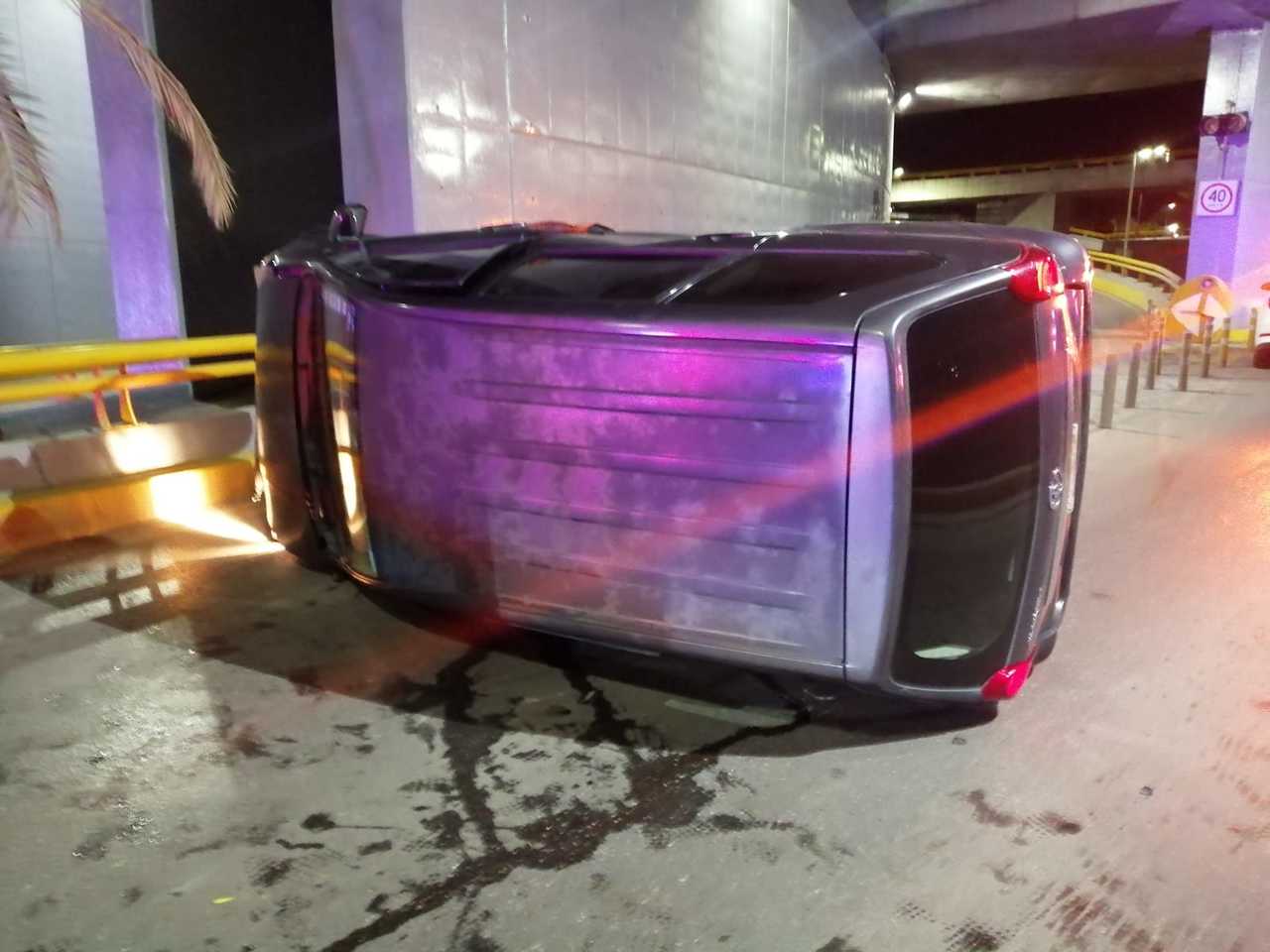 Conductora en presunto estado de ebriedad protagoniza volcadura