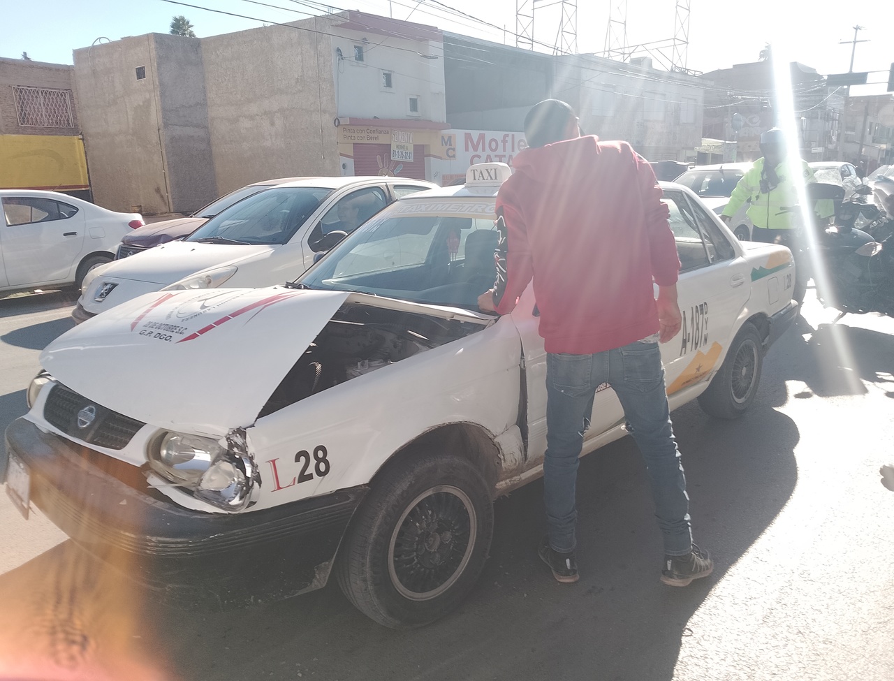 Frena abruptamente y provoca choque