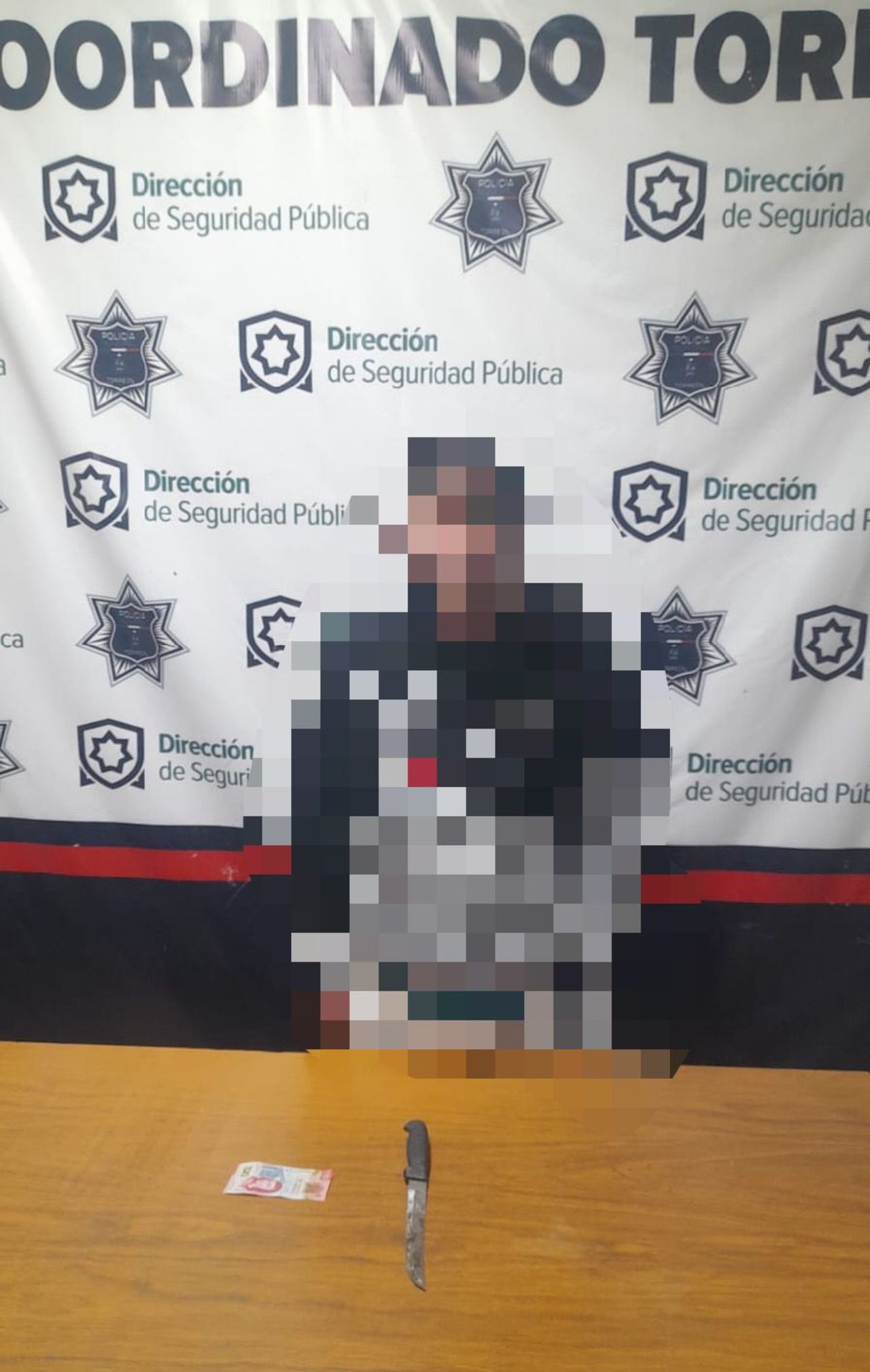Joven amaga a mujer con cuchillo para asaltarla