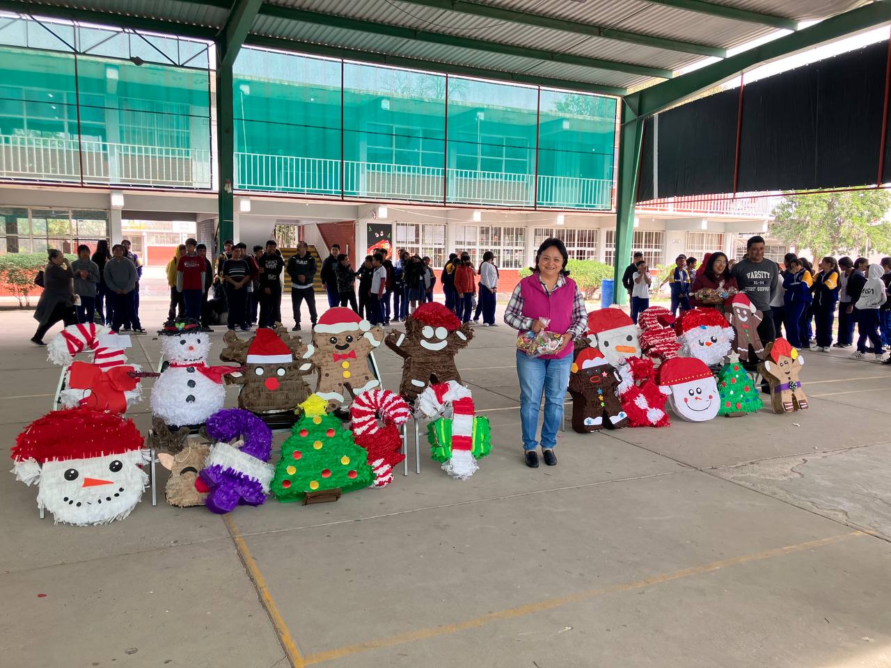 Estudiantes de secundaria No. 7 de Torreón elaboran piñatas y las regalan a Casas Hogar. Noticias en tiempo real