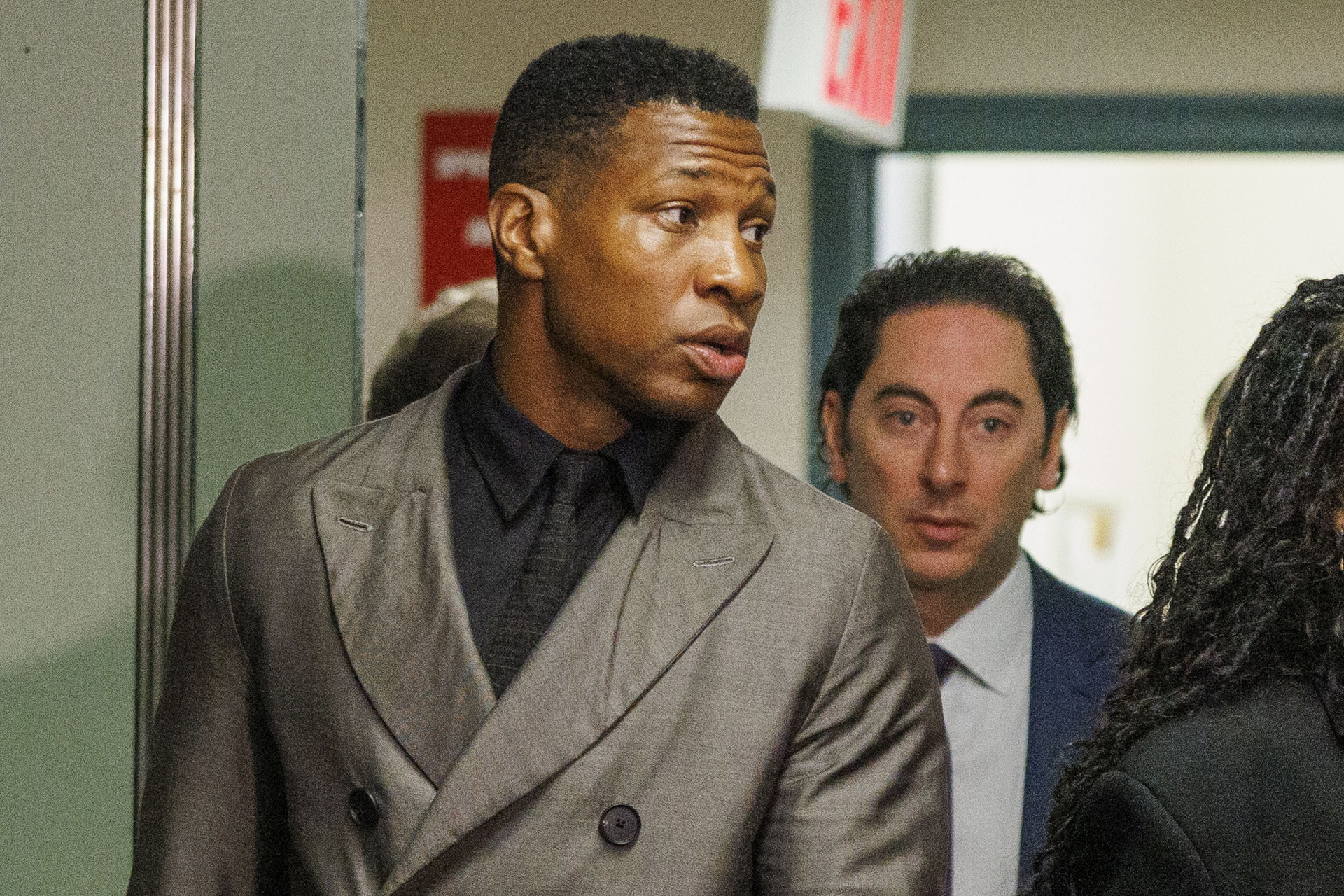 Declaran culpable al actor Jonathan Majors de agresión y acoso. Noticias en tiempo real