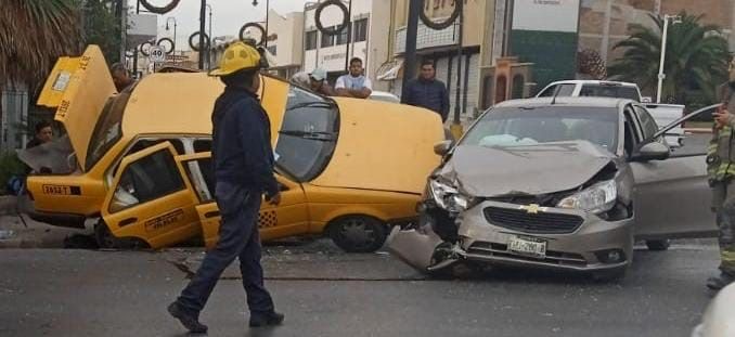 Imprudente conductora impacta a taxi en Saltillo. Noticias en tiempo real