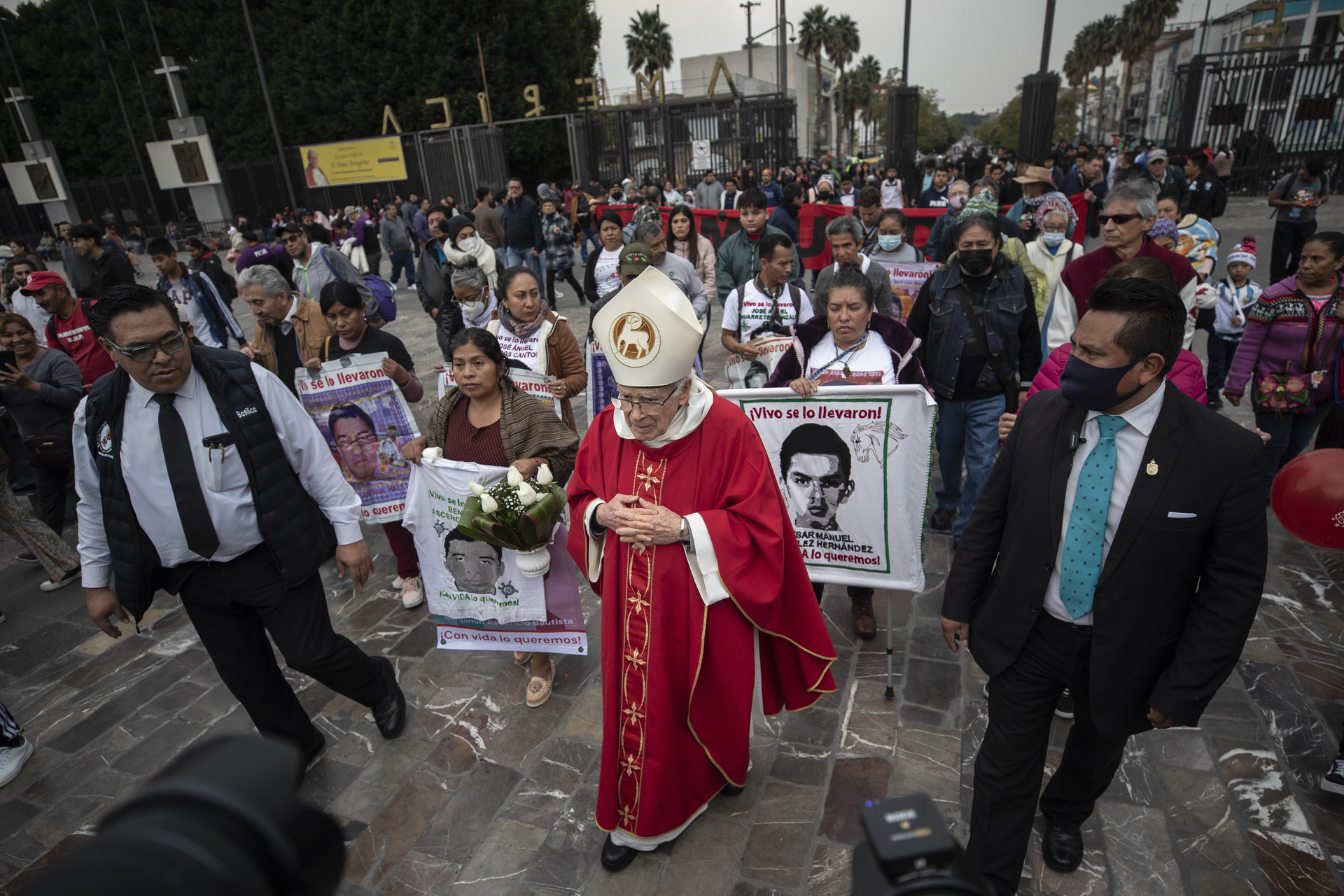 Familias de los 43 de Ayotzinapa peregrinan a la Basílica de Guadalupe. Noticias en tiempo real