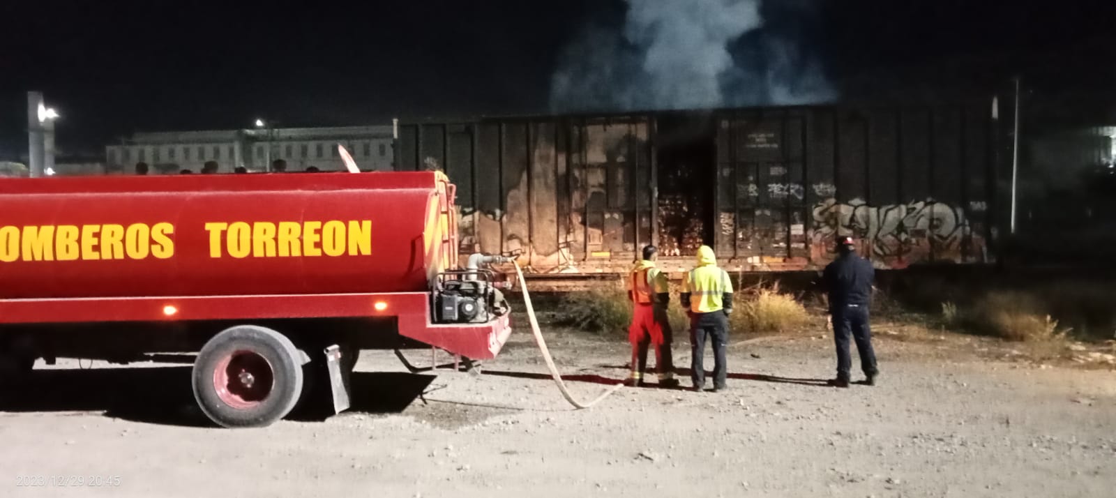 Trabajan bomberos por más de 16 horas continuas ante incendio de vagón. Noticias en tiempo real