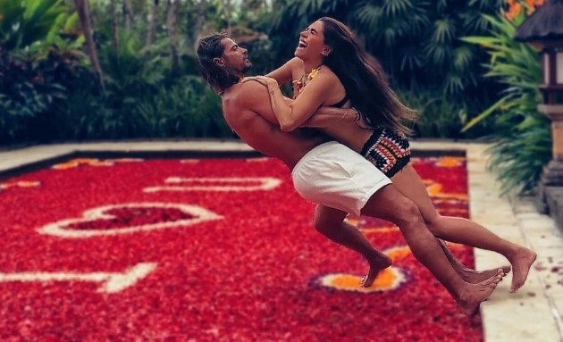 Galilea Montijo lanzándose a una alberca de rosas y más románticas fotos junto a su novio Isaac Moreno. Noticias en tiempo real