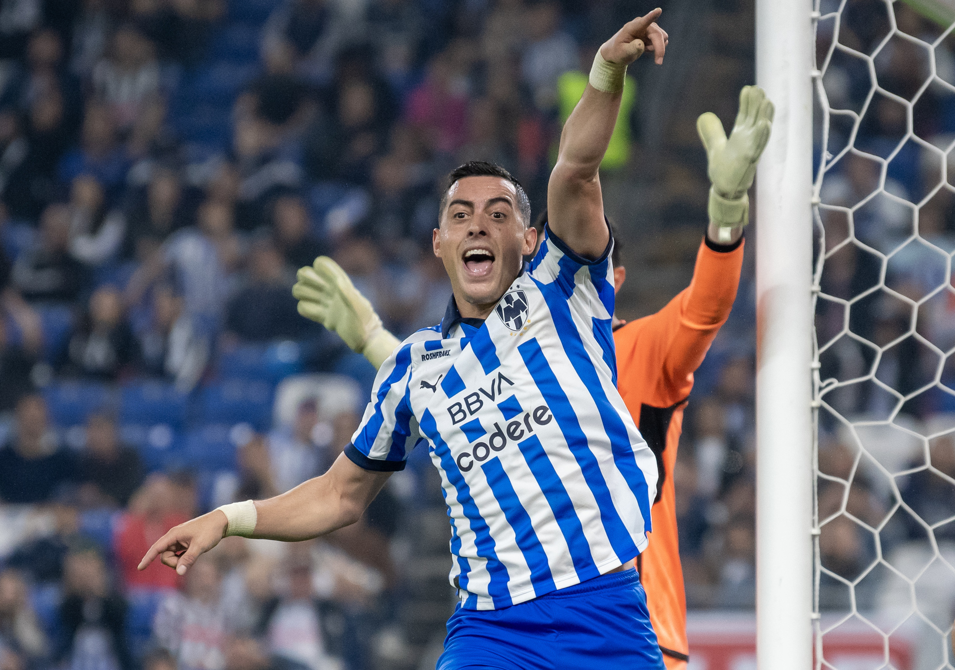 Rogelio Funes Mori dejaría a los Rayados de Monterrey para fichar con Pumas . Noticias en tiempo real