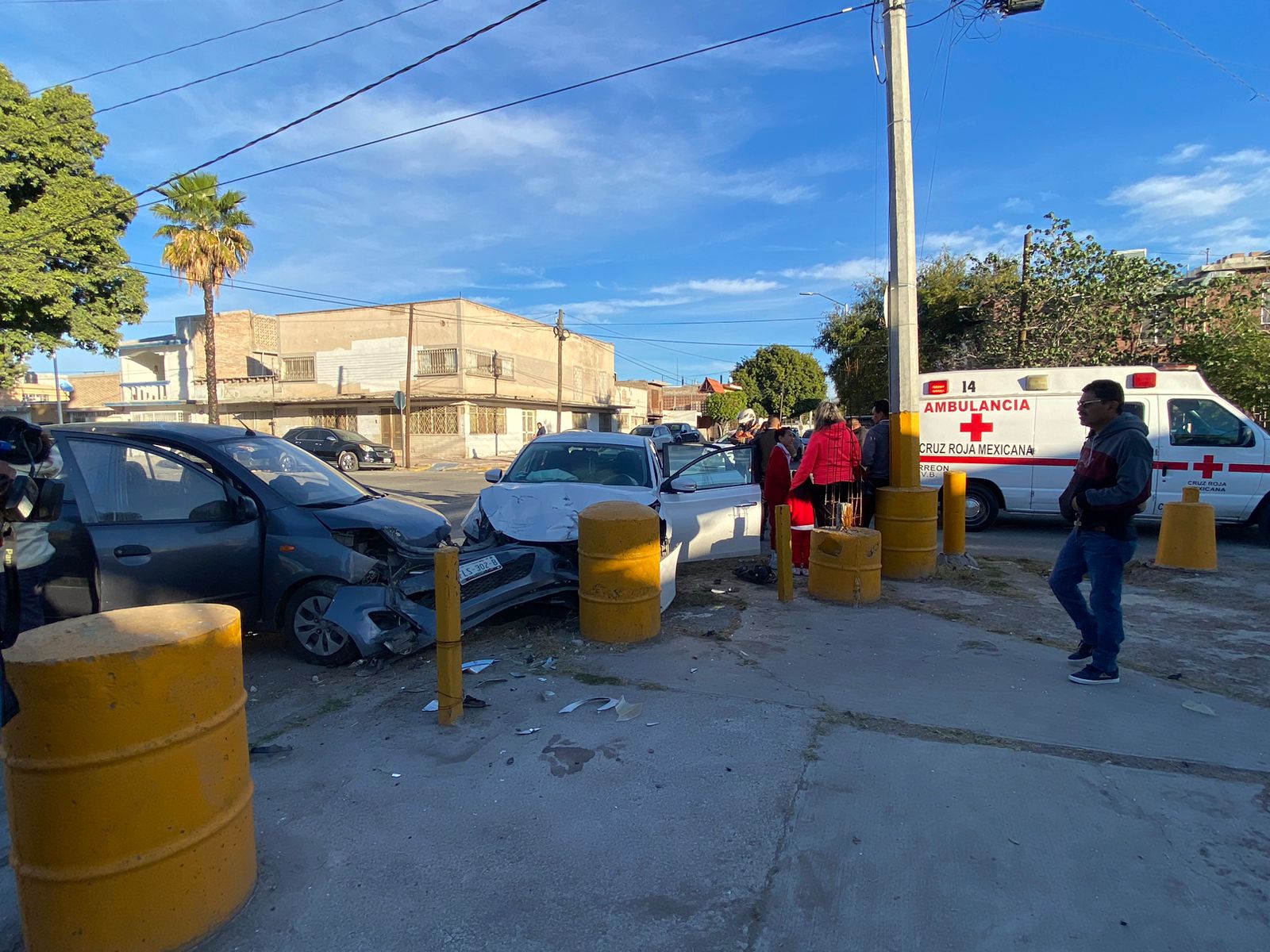 Chocan vehículos en Torreón; una de las conductoras no respetó el alto. Noticias en tiempo real