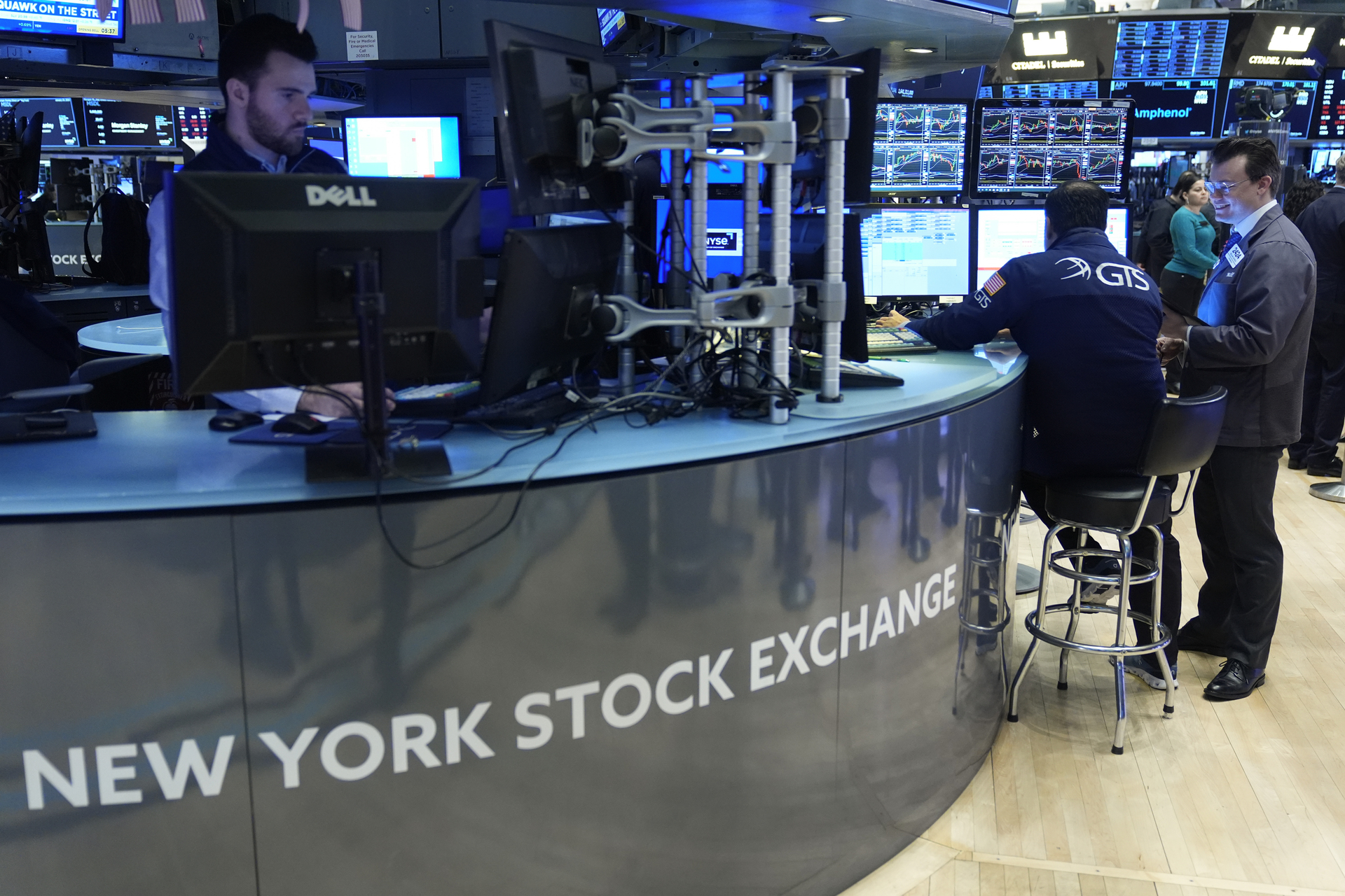Wall Street abre en números rojos y el Dow Jones baja un leve 0.05 %. Noticias en tiempo real