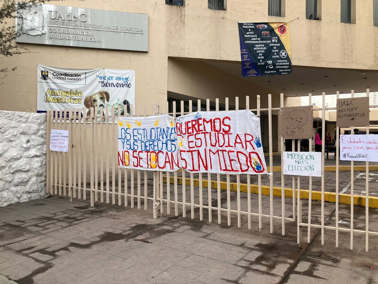 Plantón en coordinación de la UAdeC Torreón cumple su segundo día; \'somos apartidistas\', dicen alumnos. Noticias en tiempo real