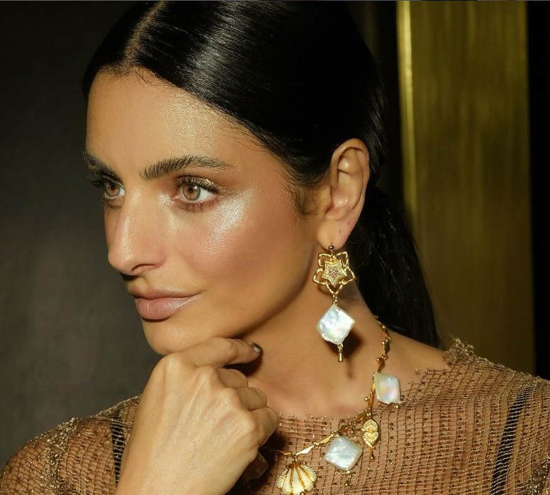 Aislinn Derbez se defiende tras críticas por podcast . Noticias en tiempo real