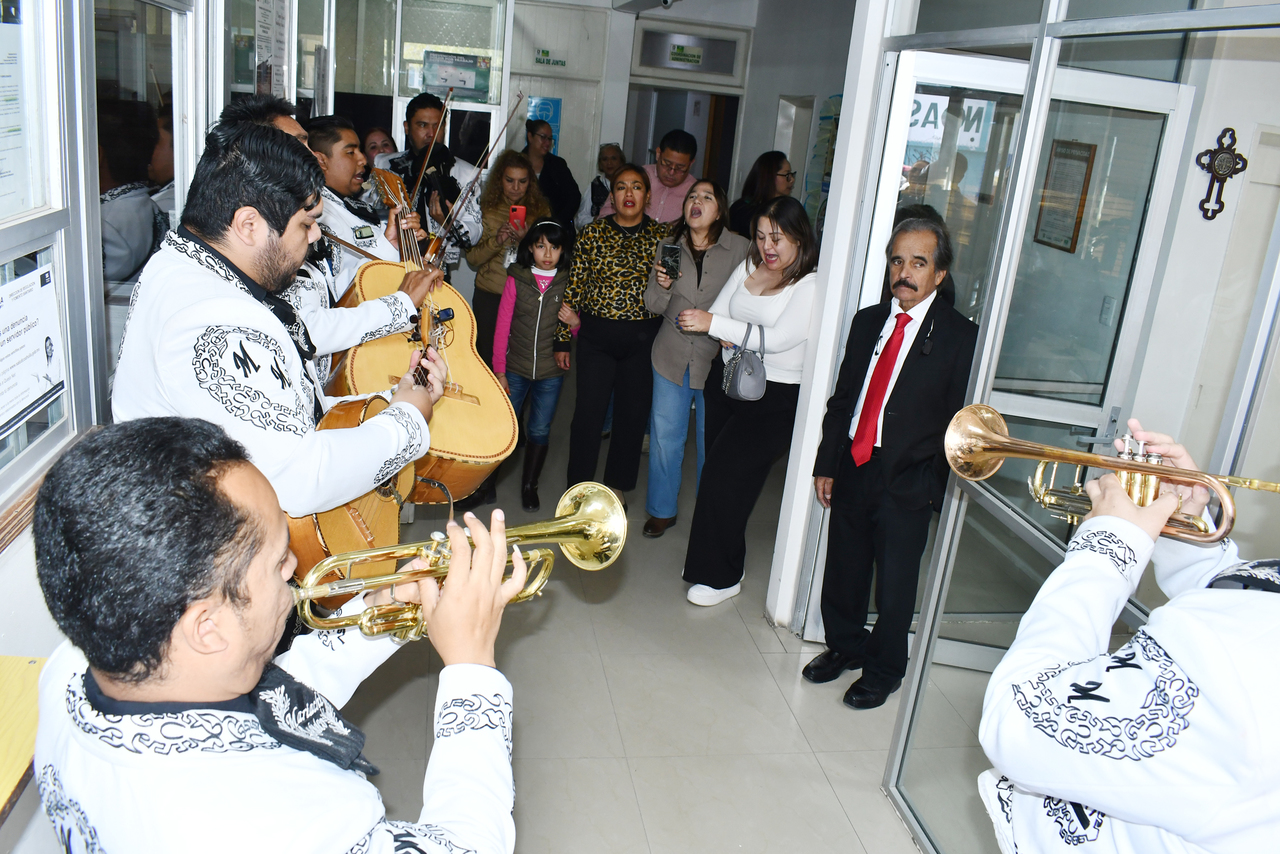 Con mariachi, regreso de César del Bosque. Noticias en tiempo real