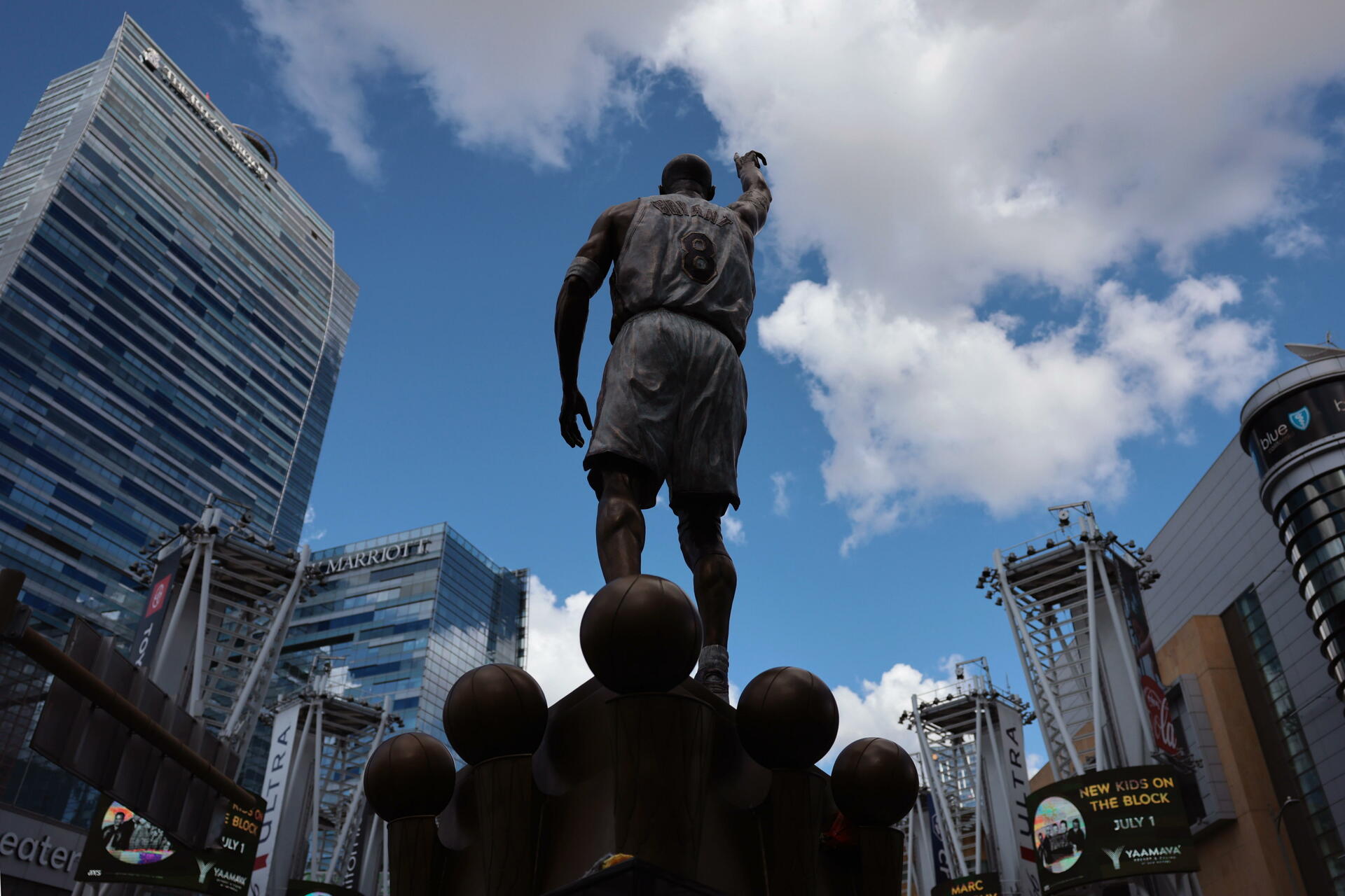 Los Lakers inauguran la estatua de Kobe Bryant. Noticias en tiempo real