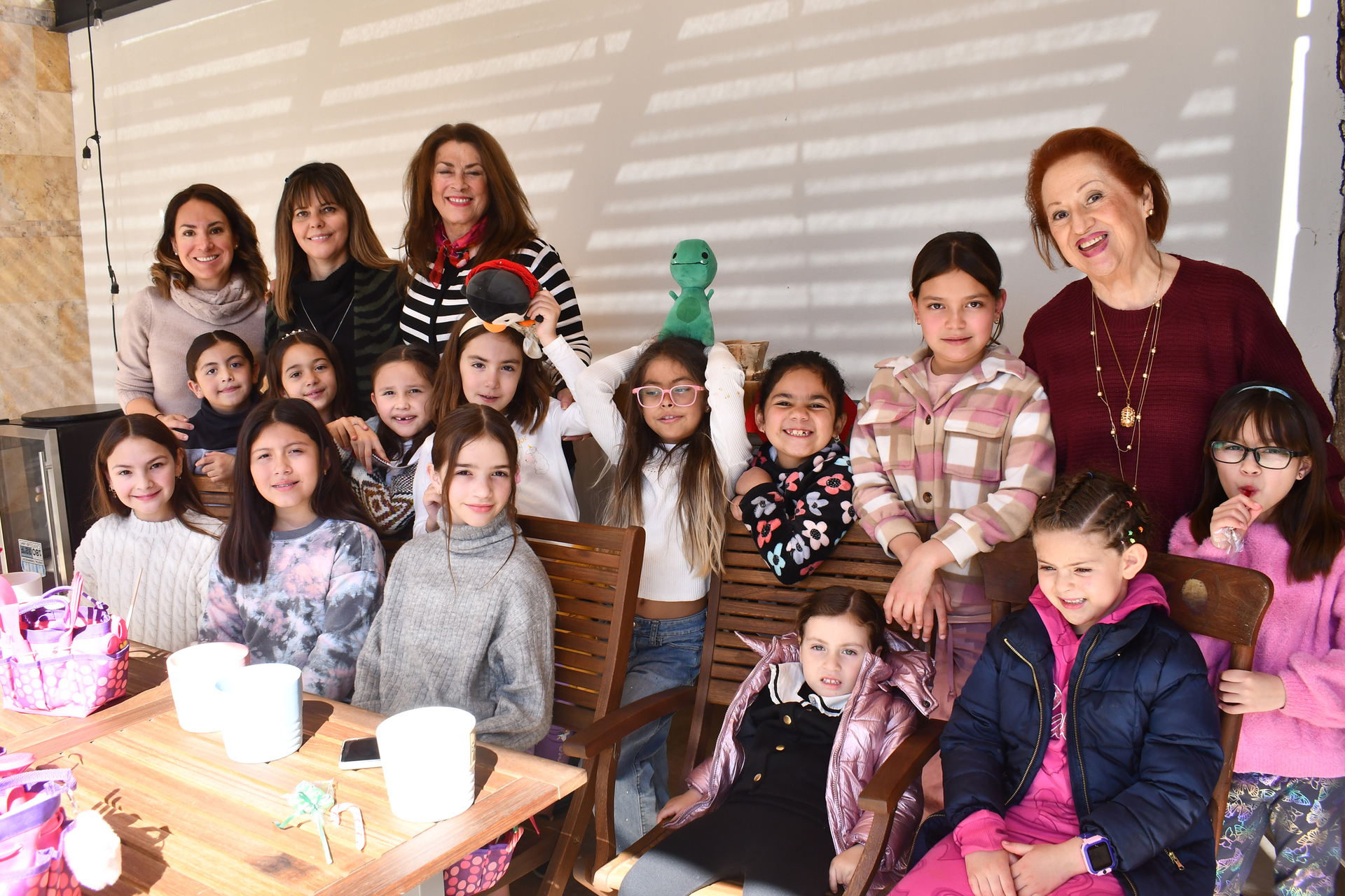 Niñas realizan diseño floral. Noticias en tiempo real