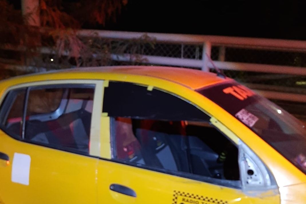 En riña, hombre lanza a su oponente contra un taxi en el Periférico de Torreón. Noticias en tiempo real