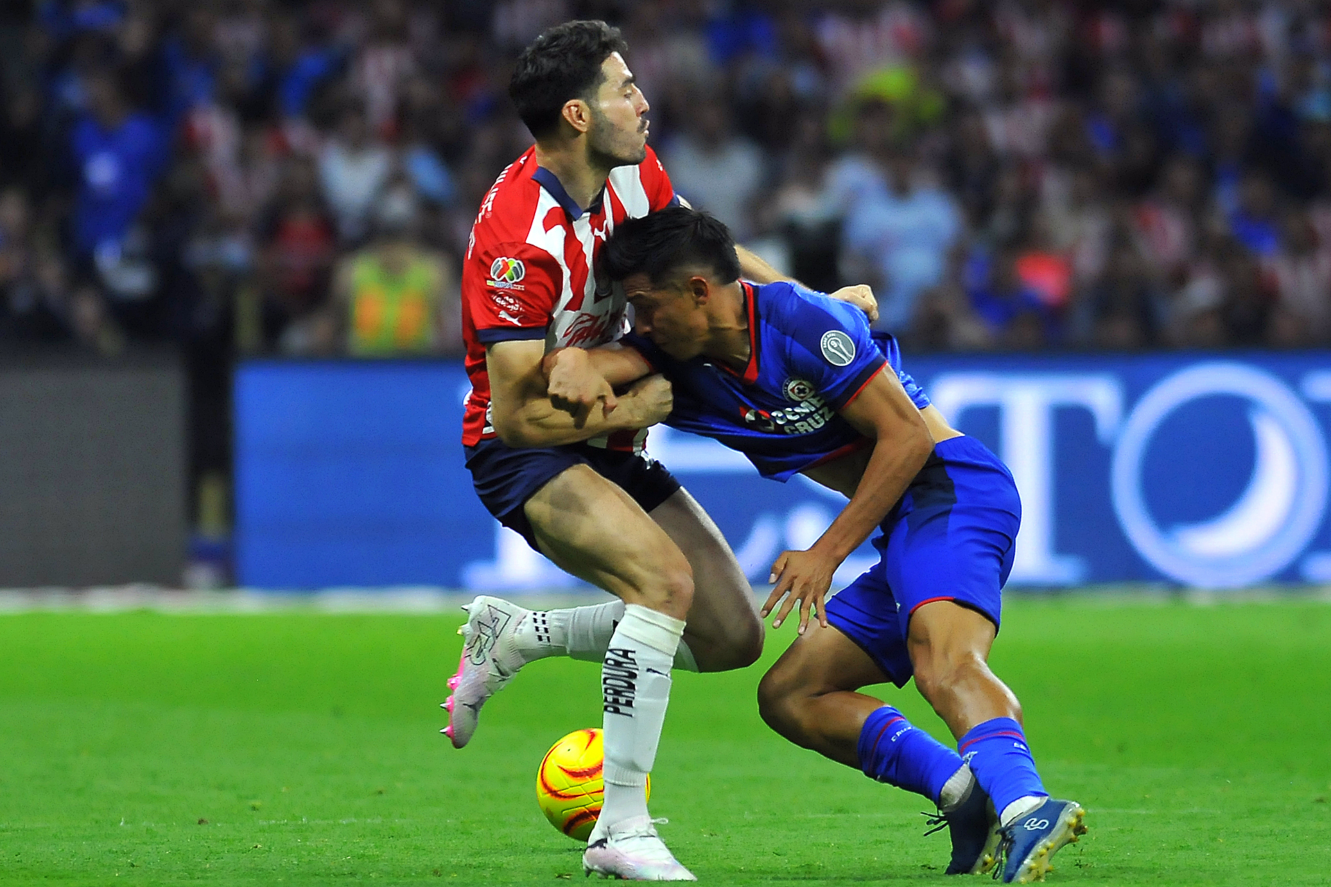 Lagunero Uriel Antuna lidera la victoria de Cruz Azul ante Chivas . Noticias en tiempo real
