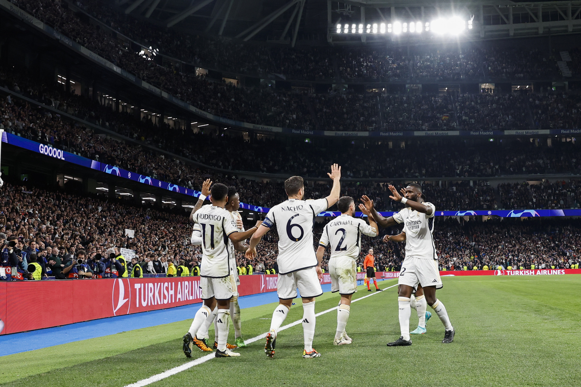 El Real Madrid supera octavos de final de la Champions League . Noticias en tiempo real
