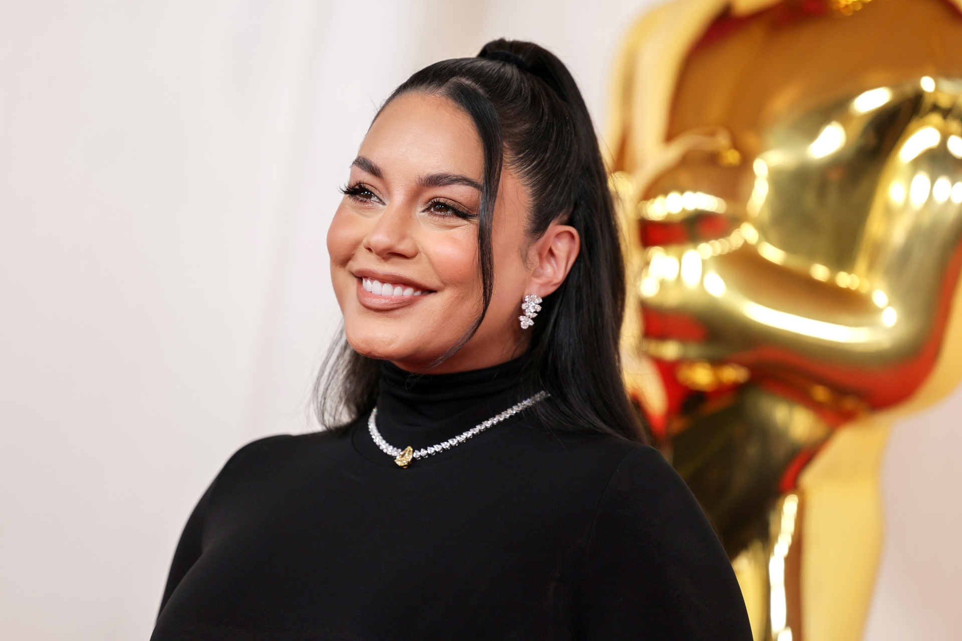 Vanessa Hudgens revela su embarazo en la alfombra roja de los Oscar. Noticias en tiempo real