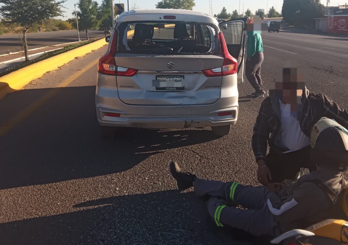 Joven motociclista se impacta contra camioneta frente a la colonia El Dorado de Gómez Palacio . Noticias en tiempo real