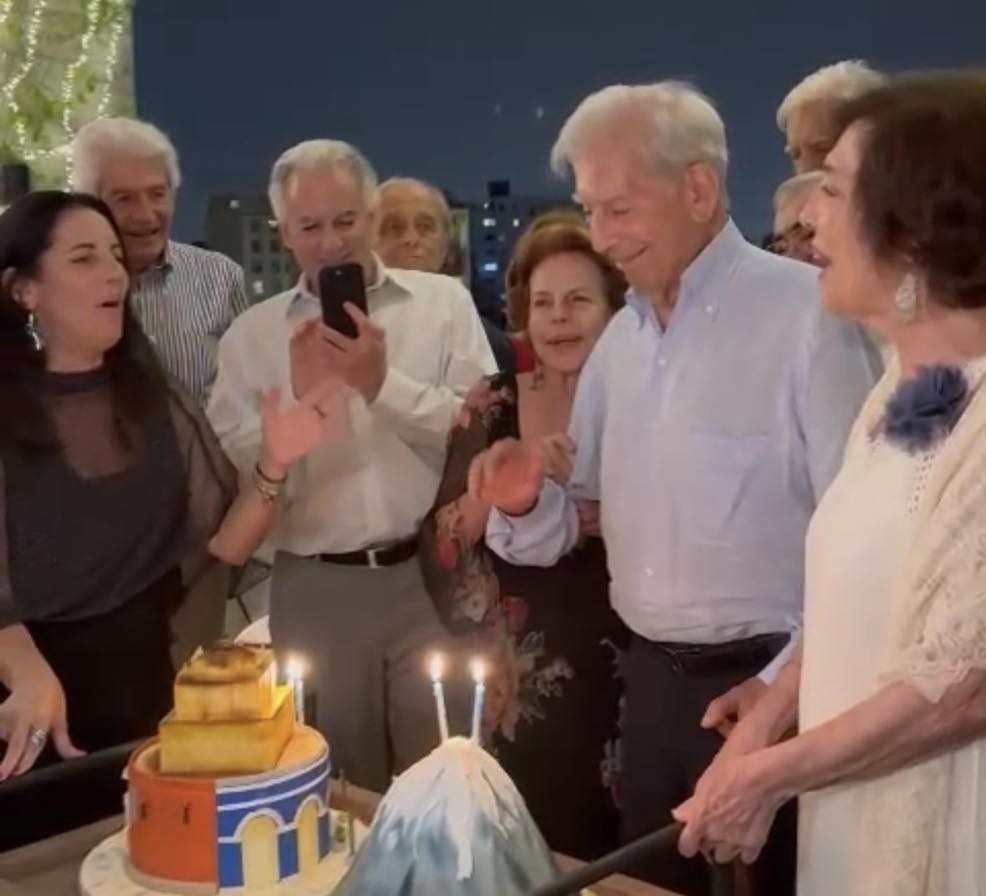 Mario Vargas Llosa cumple 88 años de edad y los celebra en Perú. Noticias en tiempo real