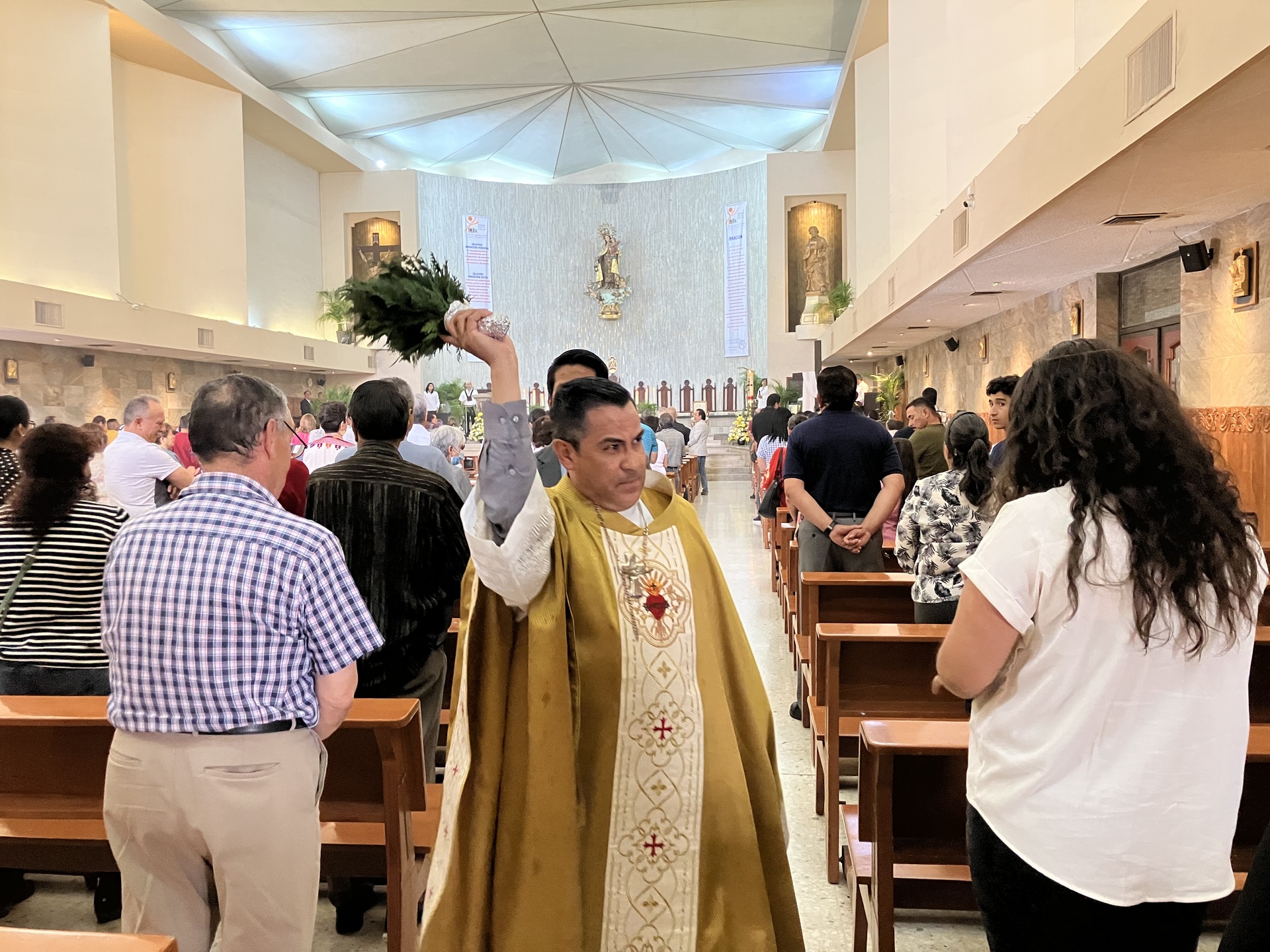 Fieles celebran resurrección de Jesús en Catedral del Carmen de Torreón. Noticias en tiempo real