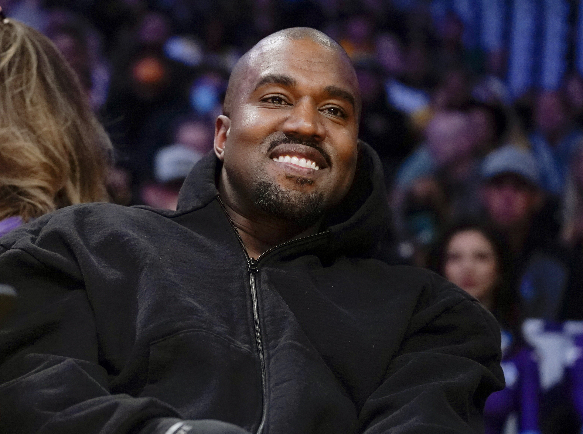 Kanye West afronta una demanda por discriminación racial y acoso de parte de un exempleado. Noticias en tiempo real